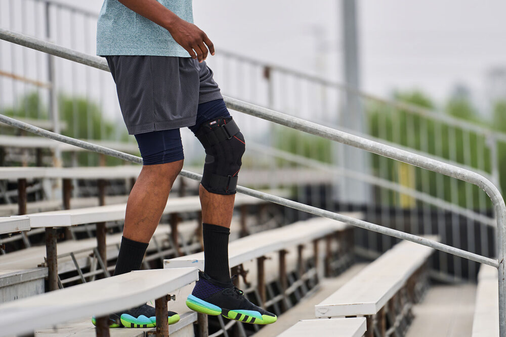 870-BK_Knee Stabilizer With Flexible Support Stays Black_Lifestyle 2.jpg