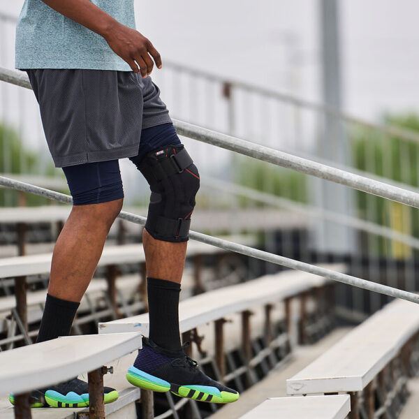 870-BK_Knee Stabilizer With Flexible Support Stays Black_Lifestyle 2.jpg