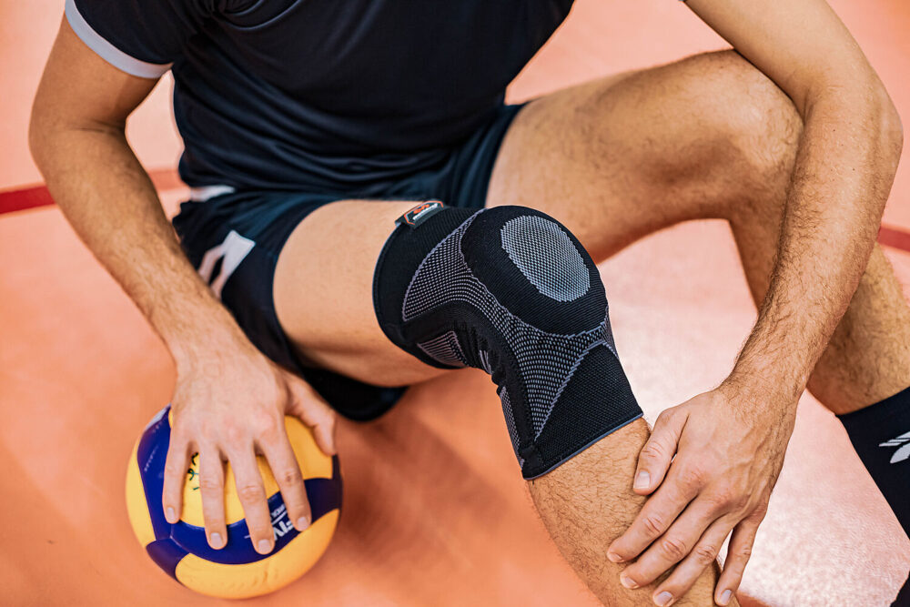 5116R-BK_Knee Sleeve 4-Way Elastic With Gel Buttress And Stays Black_Lifestyle 3.jpg