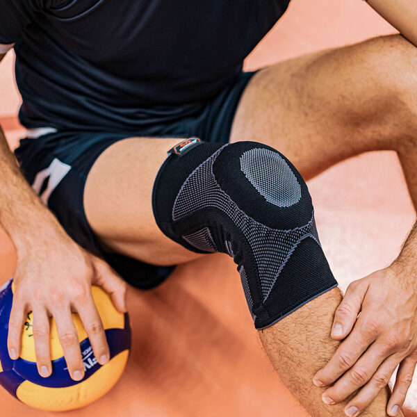 5116R-BK_Knee Sleeve 4-Way Elastic With Gel Buttress And Stays Black_Lifestyle 3.jpg