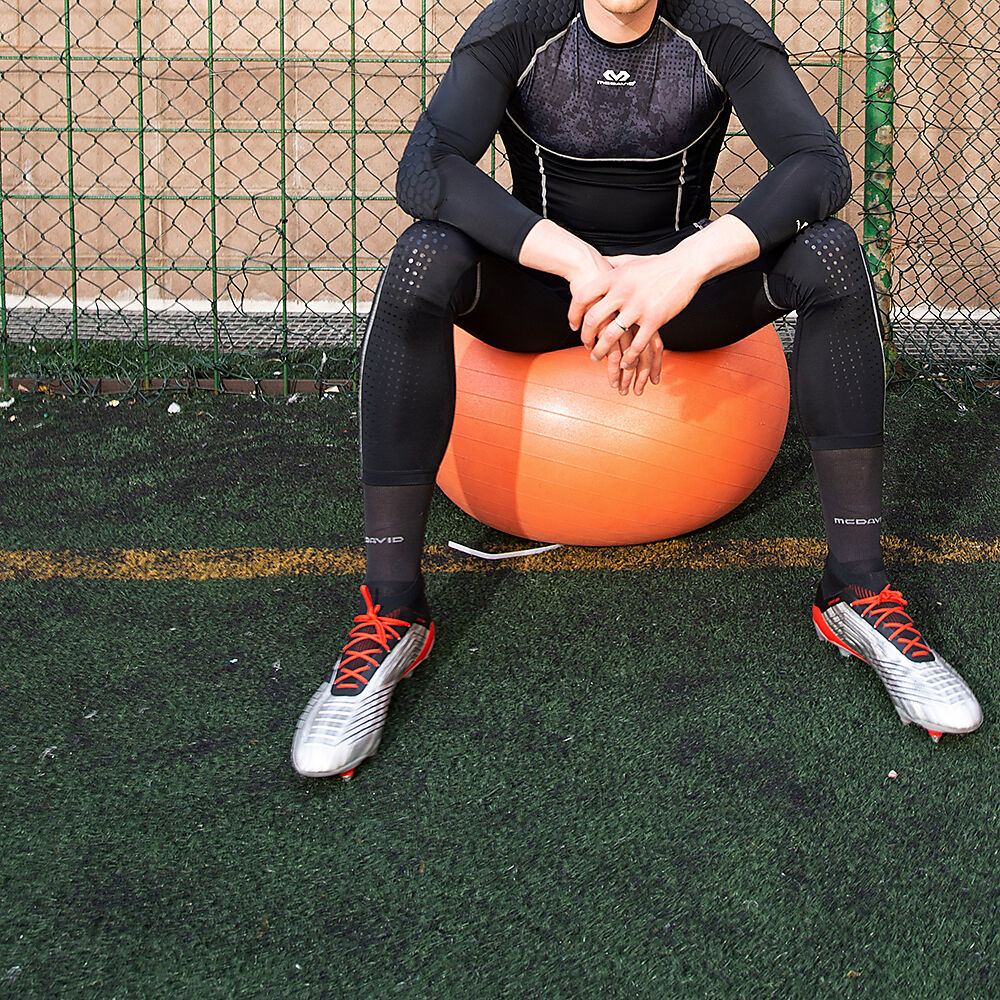 7746R-BKCM_Hex Goalkeeper 3-4 Thight Barcelona Black-Camo_Lifestyle.jpg