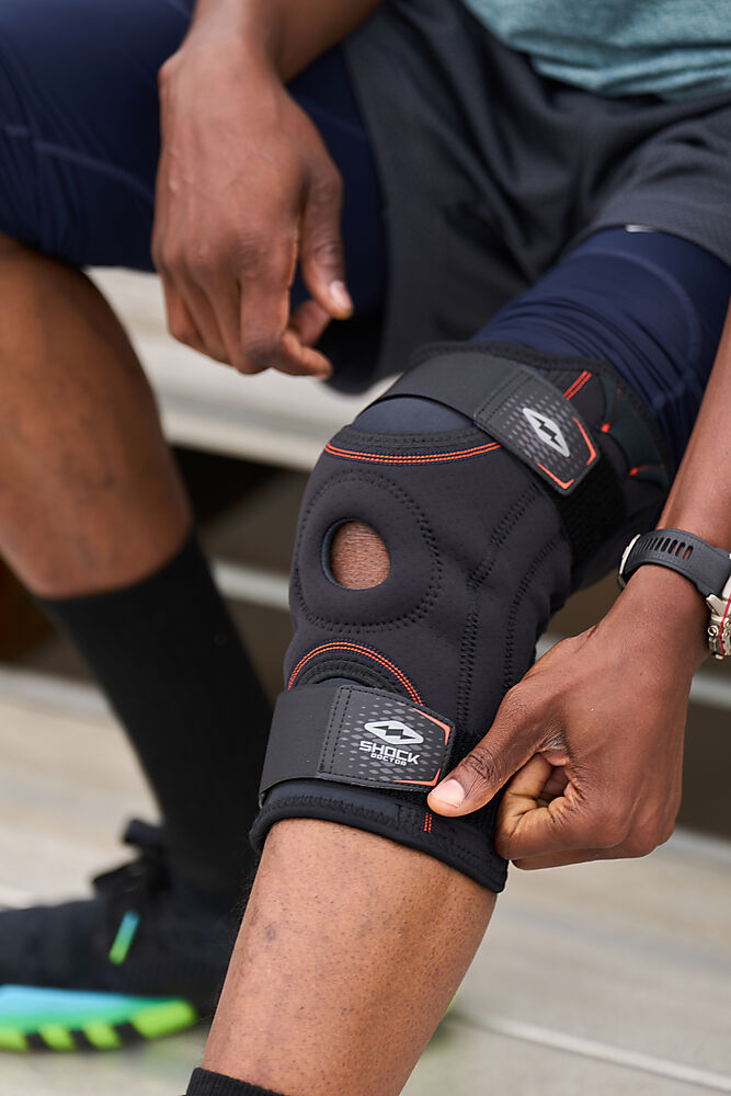 870-BK_Knee Stabilizer With Flexible Support Stays Black_Lifestyle 3.jpg