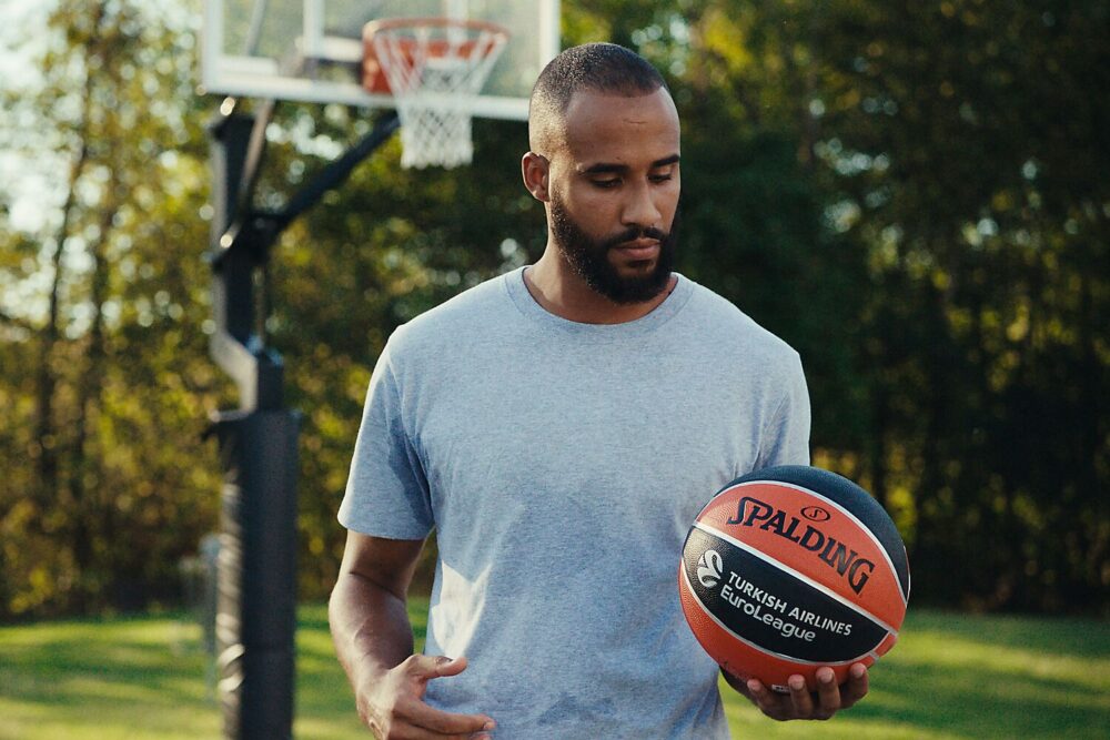 84506Z_Varsity TF-150 EuroLeague_Lifestyle 6.jpg