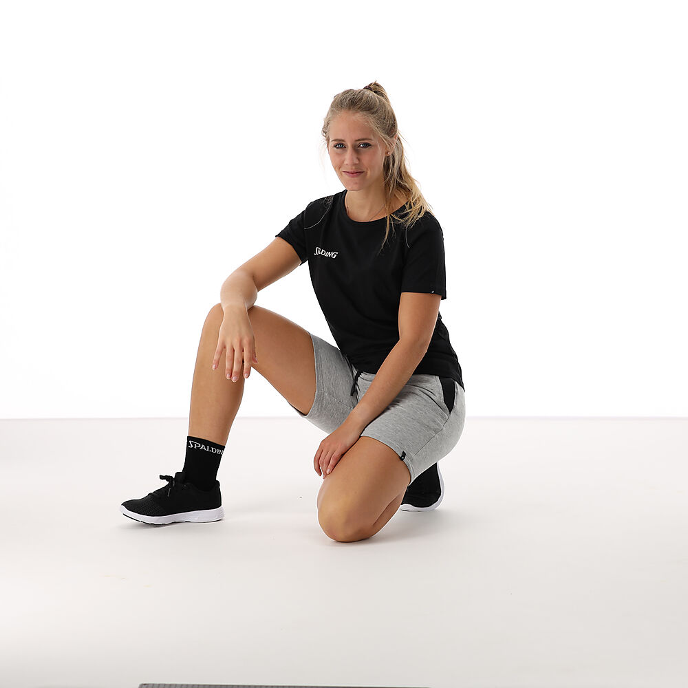 SP22_StudioShoot_Model_140221524-GM_Flow Shorts wmn Grey Melange_onBody 483.jpeg