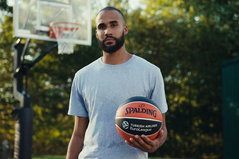 84506Z_Varsity TF-150 EuroLeague_Lifestyle.jpg