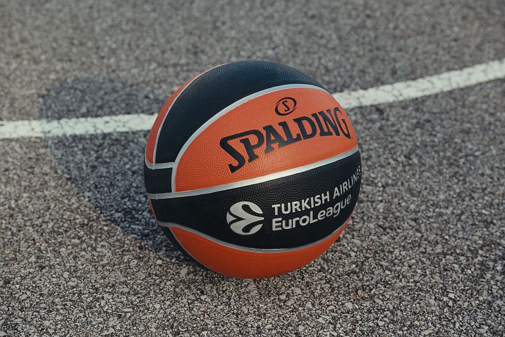 84506Z_Varsity TF-150 EuroLeague_Lifestyle 11.jpg