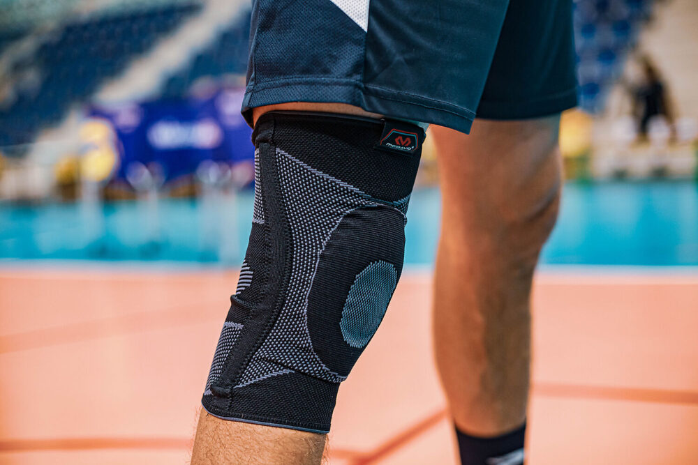 5116R-BK_Knee Sleeve 4-Way Elastic With Gel Buttress And Stays Black_Lifestyle 2.jpg