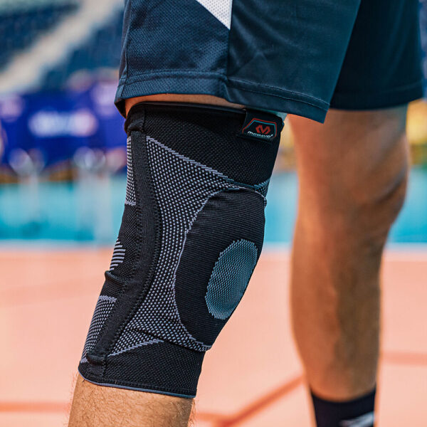 5116R-BK_Knee Sleeve 4-Way Elastic With Gel Buttress And Stays Black_Lifestyle 2.jpg