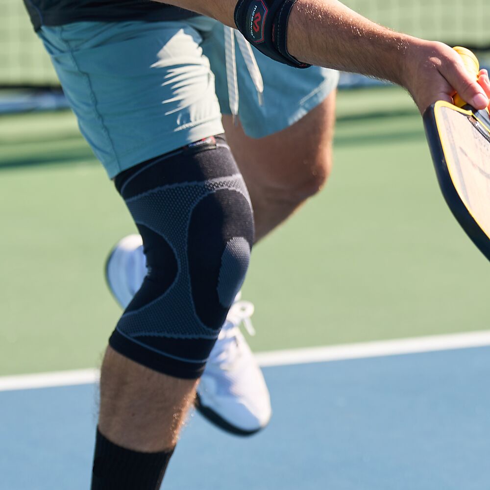 5125R-BK_Knee Sleeve 4-Way Elastic With Gel Buttress Black_Lifestyle.png