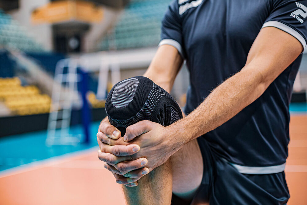 5116R-BK_Knee Sleeve 4-Way Elastic With Gel Buttress And Stays Black_Lifestyle.jpg