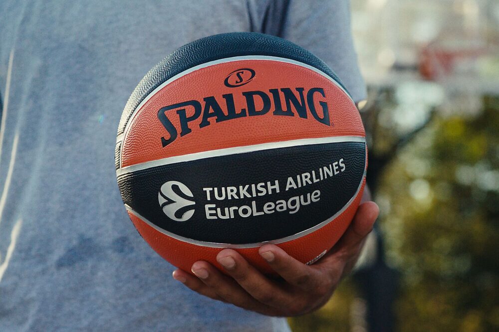 84506Z_Varsity TF-150 EuroLeague_Lifestyle 5.jpg
