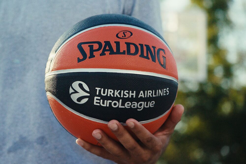 84506Z_Varsity TF-150 EuroLeague_Lifestyle 3.jpg