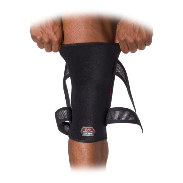 10620R-BK_Cross Compression Knee Sleeve Black_onBody.png