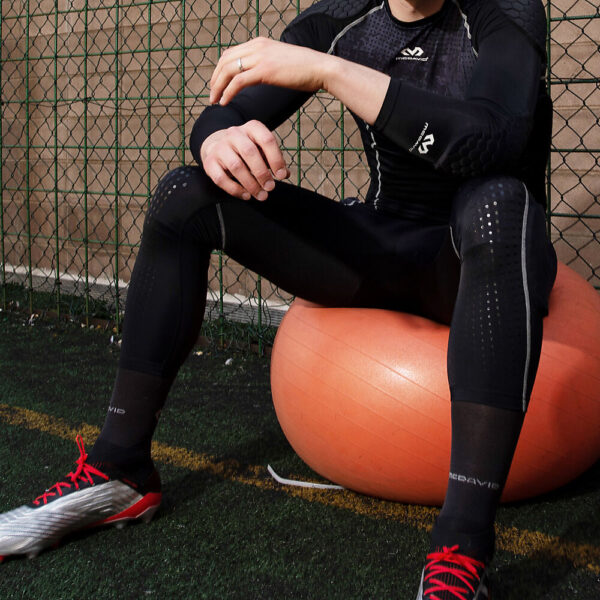 7746R-BKCM_Hex Goalkeeper 3-4 Thight Barcelona Black-Camo_Lifestyle 1.jpg