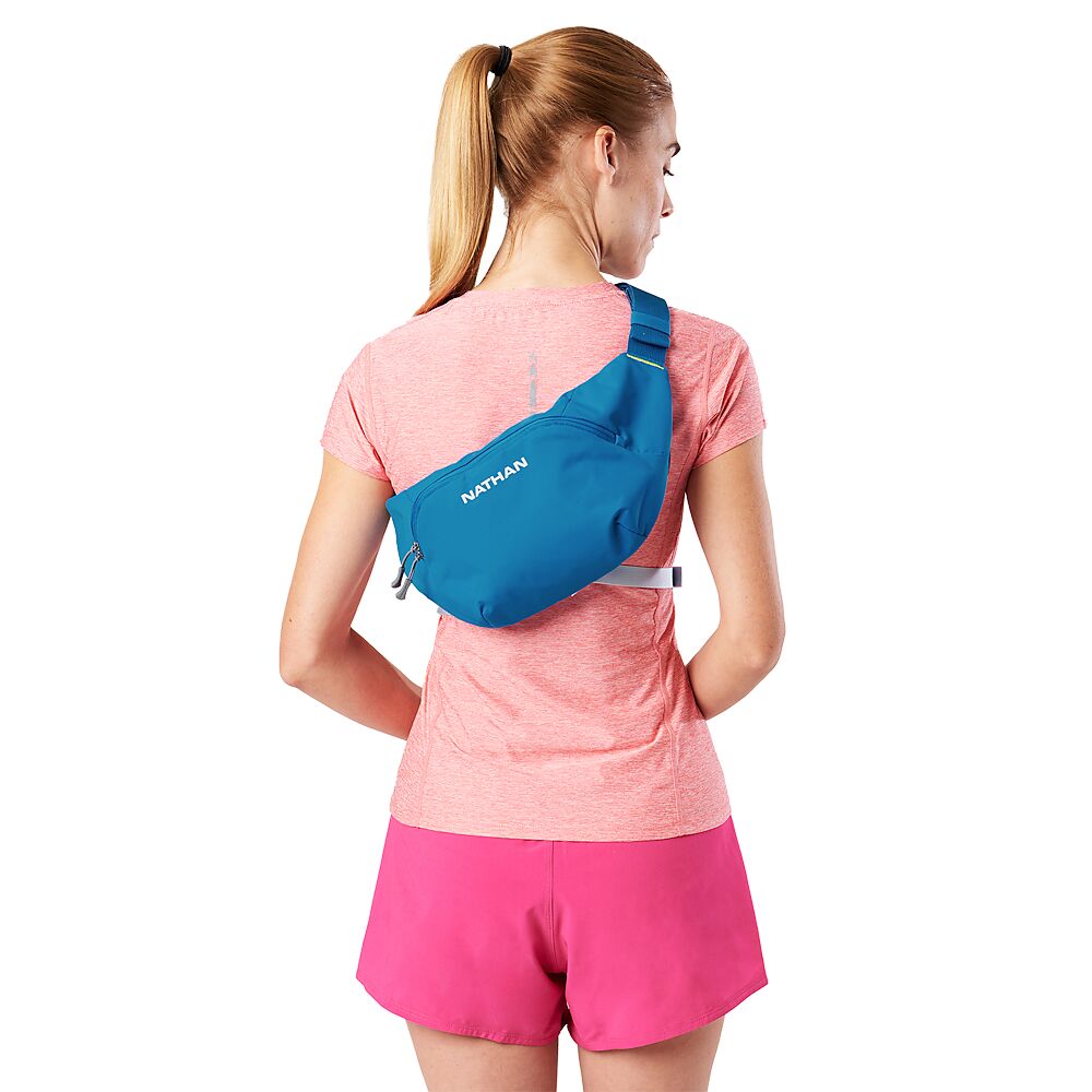 30470N-60272_Run Sling 2L Deep Blue-Sky Blue_onBody 4.png