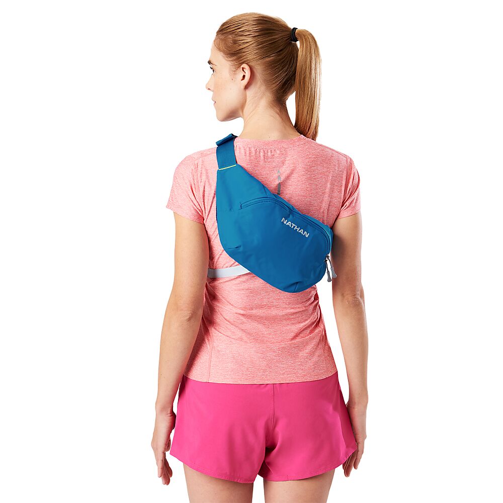 30470N-60272_Run Sling 2L Deep Blue-Sky Blue_onBody 3.png