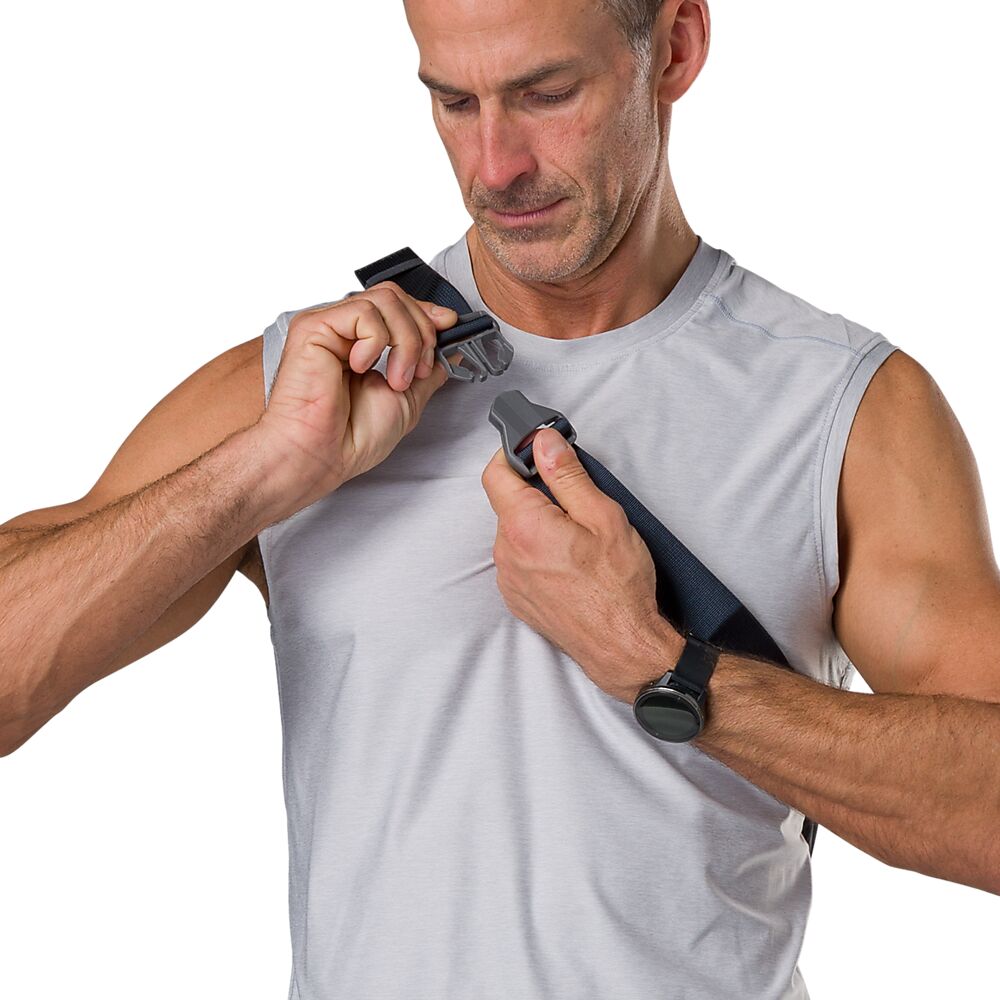 30470N-00186_Run Sling 2L Black-Ribbon Red_onBody 5.png