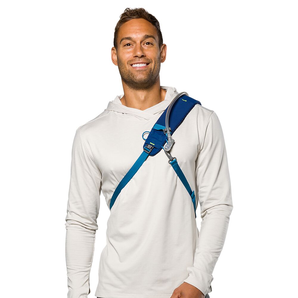 30450N-60278_Run Sling 6L Estate Blue-Sky Blue_onBody 1.png