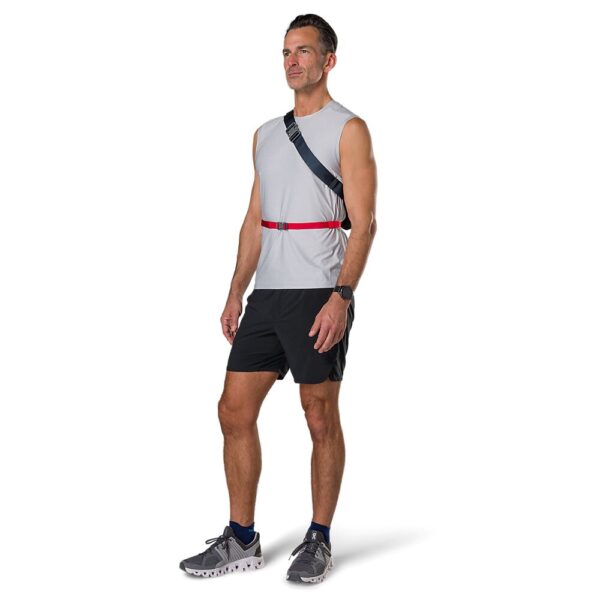 30470N-00186_Run Sling 2L Black-Ribbon Red_onBody 2.png