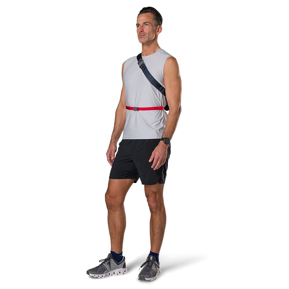 30470N-00186_Run Sling 2L Black-Ribbon Red_onBody 2.png