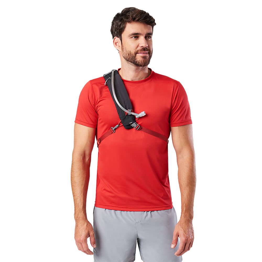 30430N-00186_Run Sling 8L Black-Ribbon Red_onBody 2.png