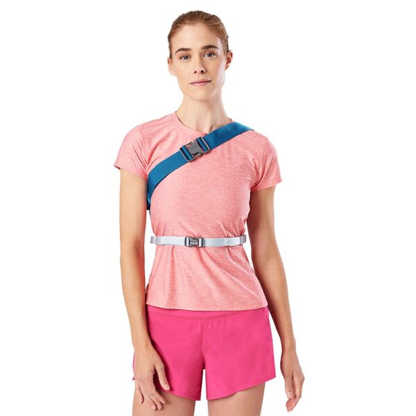 30470N-60272_Run Sling 2L Deep Blue-Sky Blue_onBody 1.png