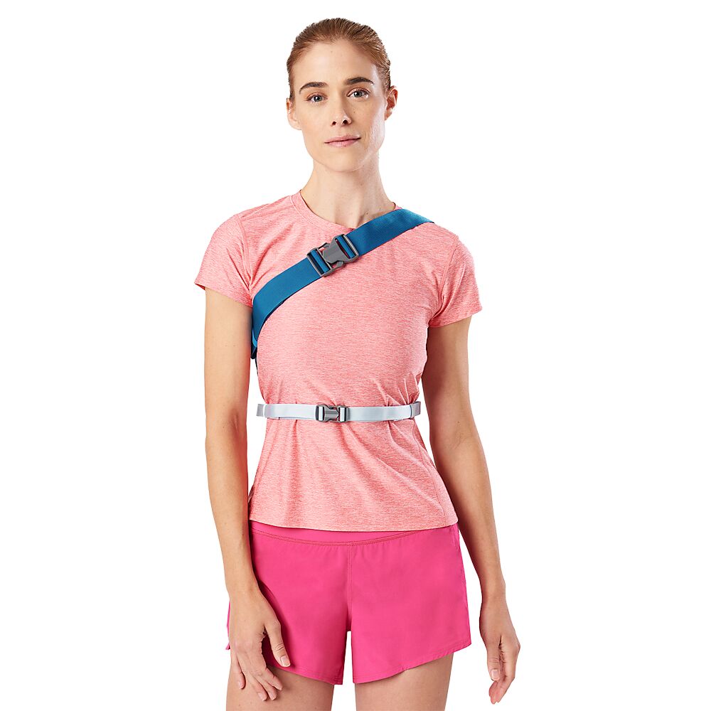 30470N-60272_Run Sling 2L Deep Blue-Sky Blue_onBody 1.png