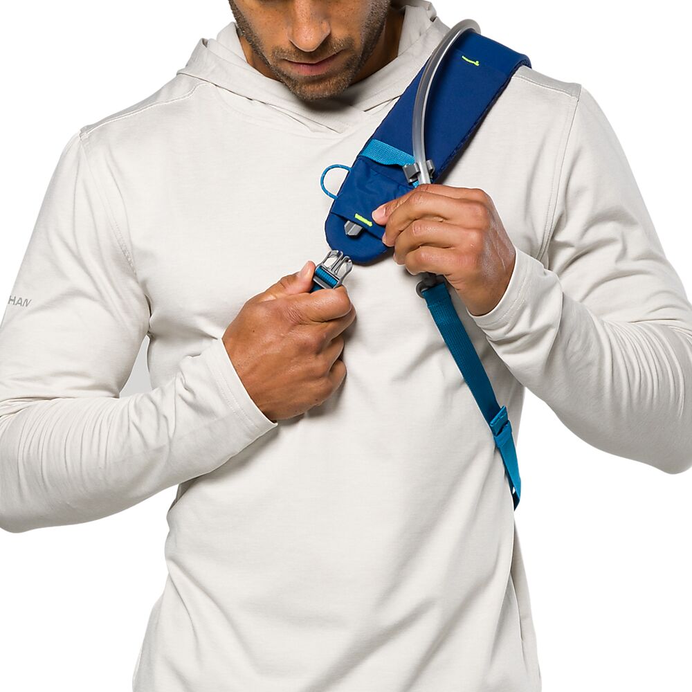 30450N-60278_Run Sling 6L Estate Blue-Sky Blue_onBody 2.png