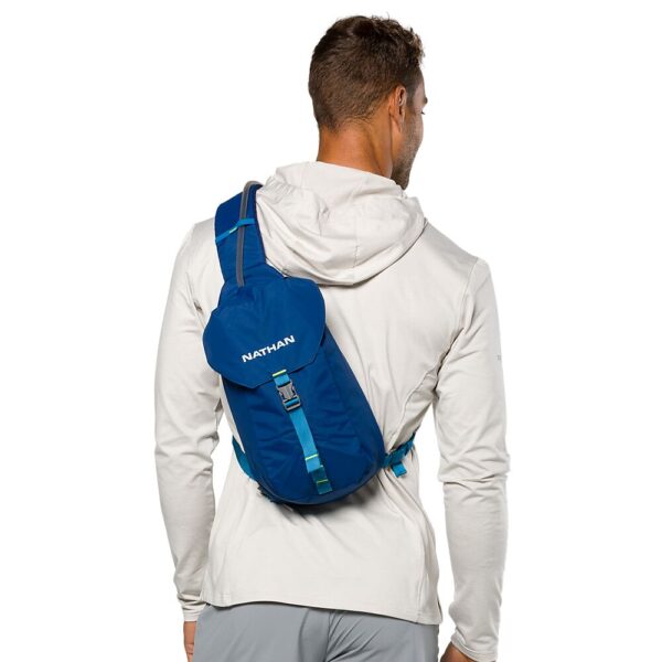 30450N-60278_Run Sling 6L Estate Blue-Sky Blue_onBody 5.png