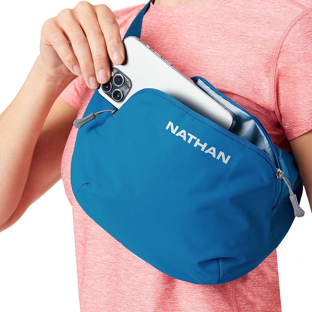 30470N-60272_Run Sling 2L Deep Blue-Sky Blue_onBody 6.png