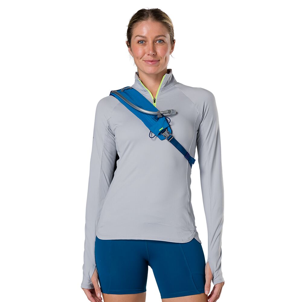 30430N-60272_Run Sling 8L Deep Blue-Sky Blue_onBody 2.png