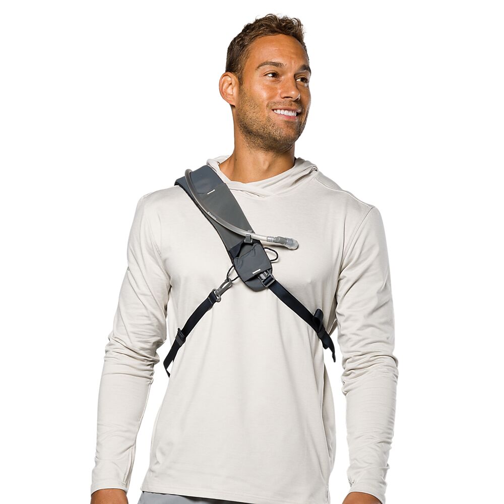 30450N-80150_Run Sling 6L Charcoal-Ribbon Red_onBody 4.png