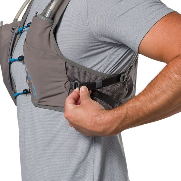 30730N-80222_Pinnacle Breeze 4L Charcoal-Electric Blue_onBody 5.png