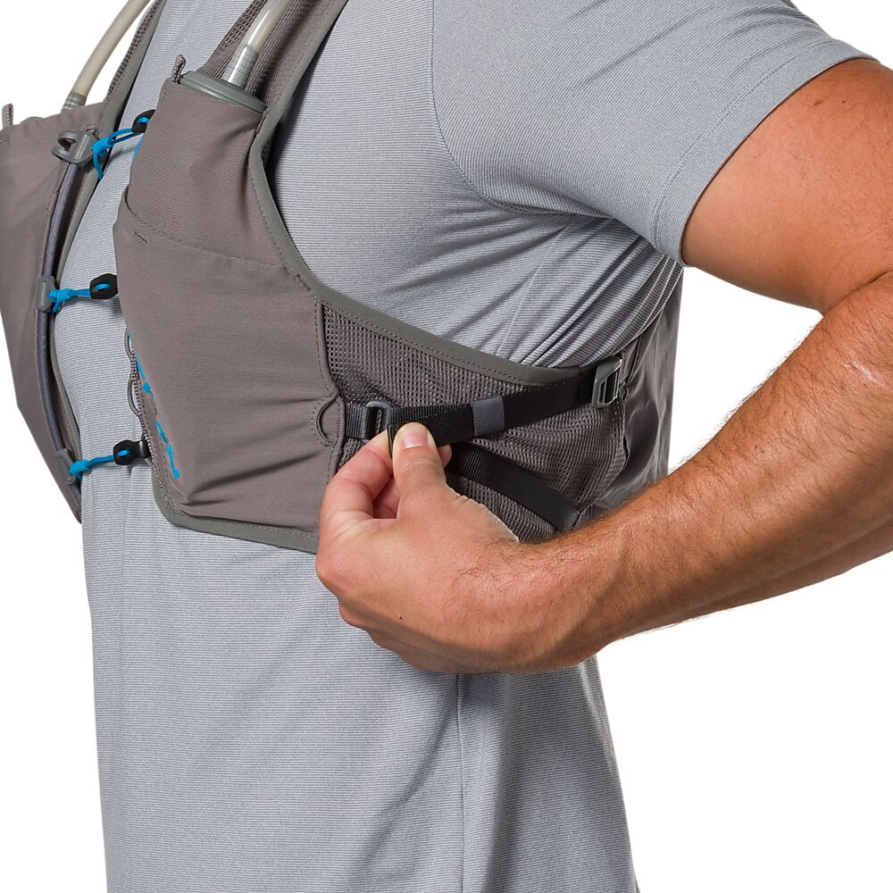 30730N-80222_Pinnacle Breeze 4L Charcoal-Electric Blue_onBody 5.png