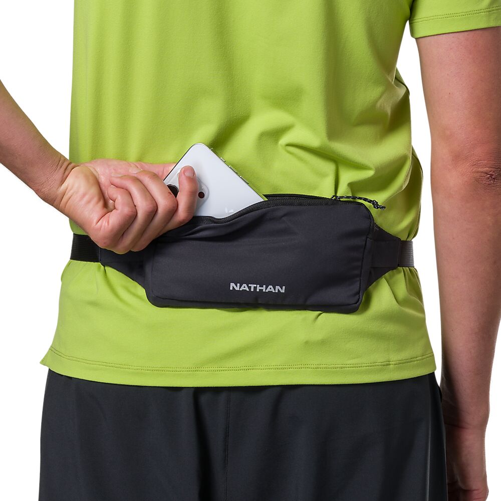 30870N-00010_Marathon Pak 3.0 Black-Reflective Silver_onBody 2.png