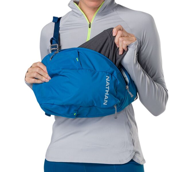 30430N-60272_Run Sling 8L Deep Blue-Sky Blue_onBody 8.png
