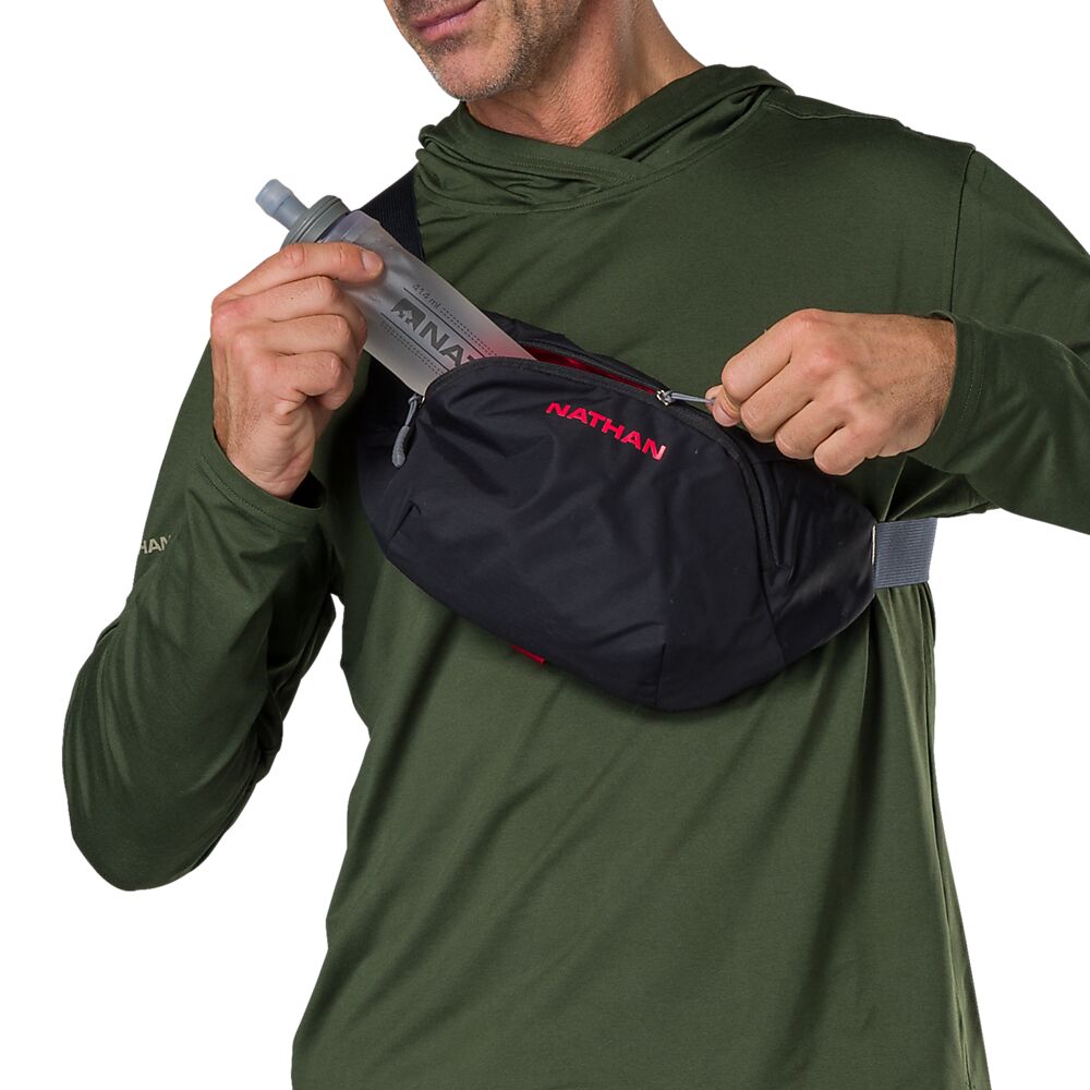 30470N-00186_Run Sling 2L Black-Ribbon Red_onBody 6.png