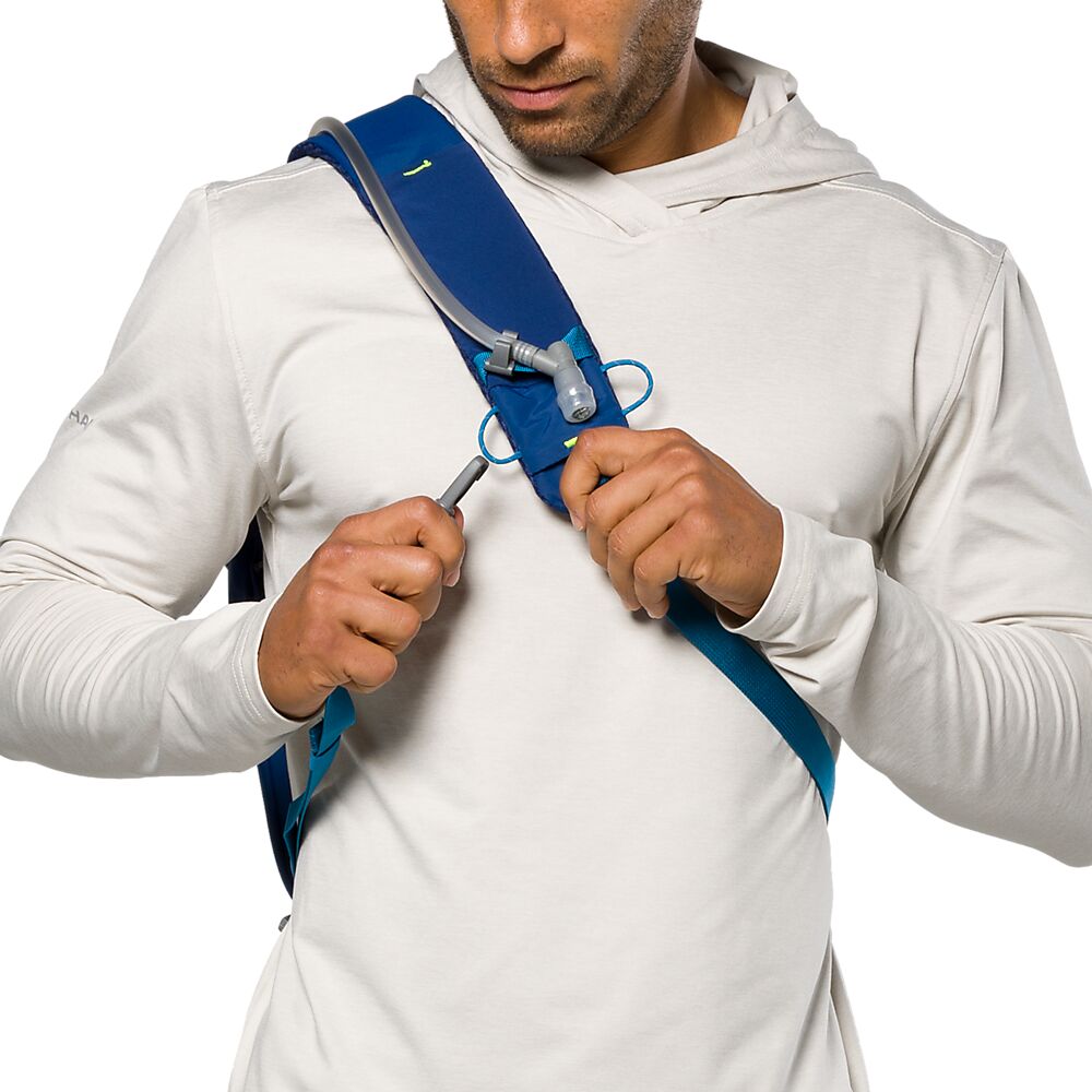 30450N-60278_Run Sling 6L Estate Blue-Sky Blue_onBody 3.png