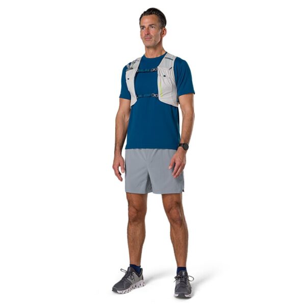 30570N-60011_Pinnacle FeatherLite Vest Vapor Grey_onBody 2.png