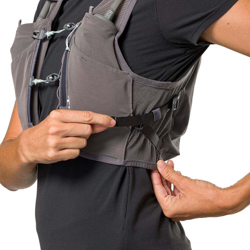 30890N-80218_Wm's Pinnacle Breeze 4L Charcoal-Surf Spray_onBody 5.png