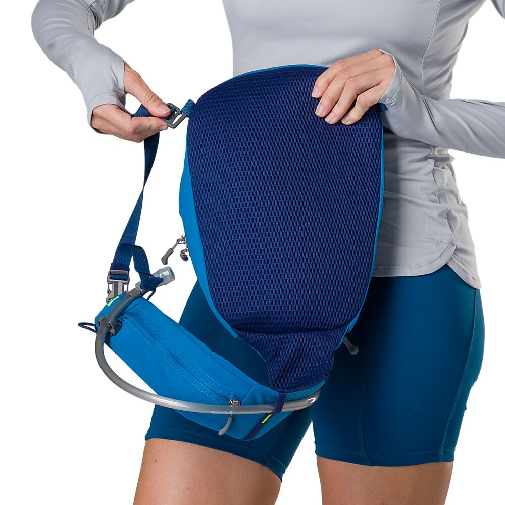 30430N-60272_Run Sling 8L Deep Blue-Sky Blue_onBody 7.png