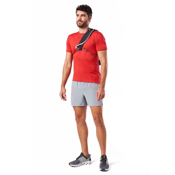 30430N-00186_Run Sling 8L Black-Ribbon Red_onBody 6.png