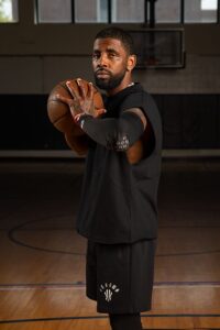 22120R-BKGR_HEX Viz Arm Sleeve Single Black-Grey_Lifestyle 1.png