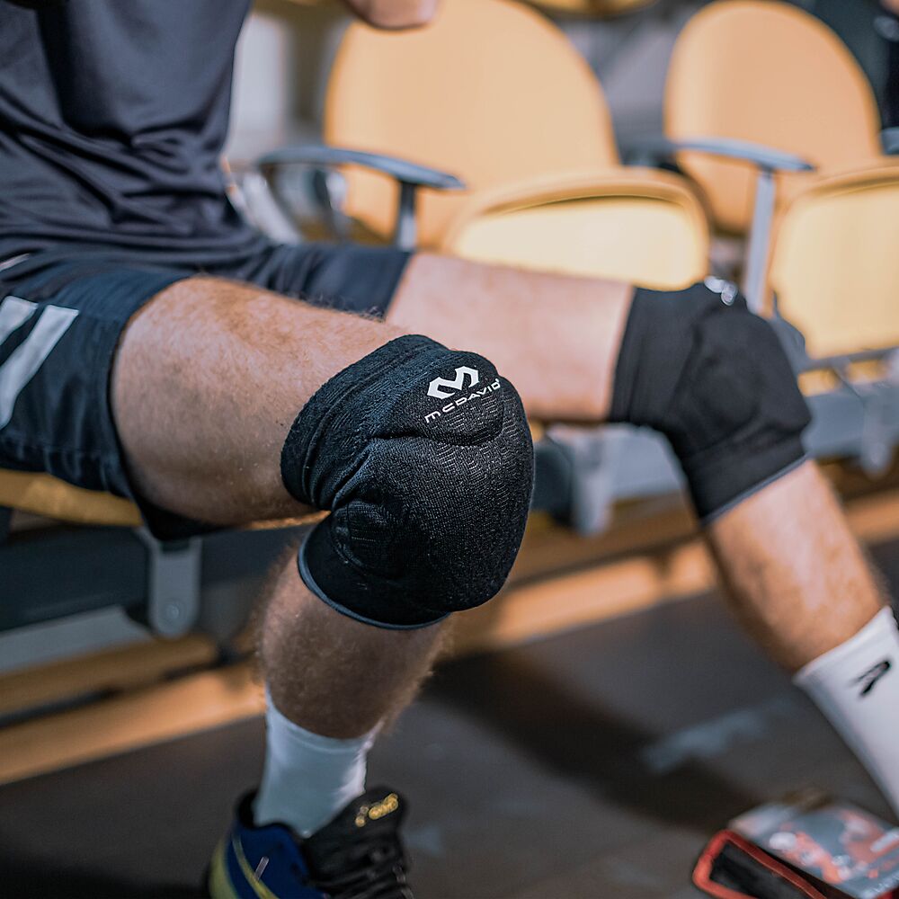 602R-BK_Flex Force Knee Pads Black_Lifestyle 3.png