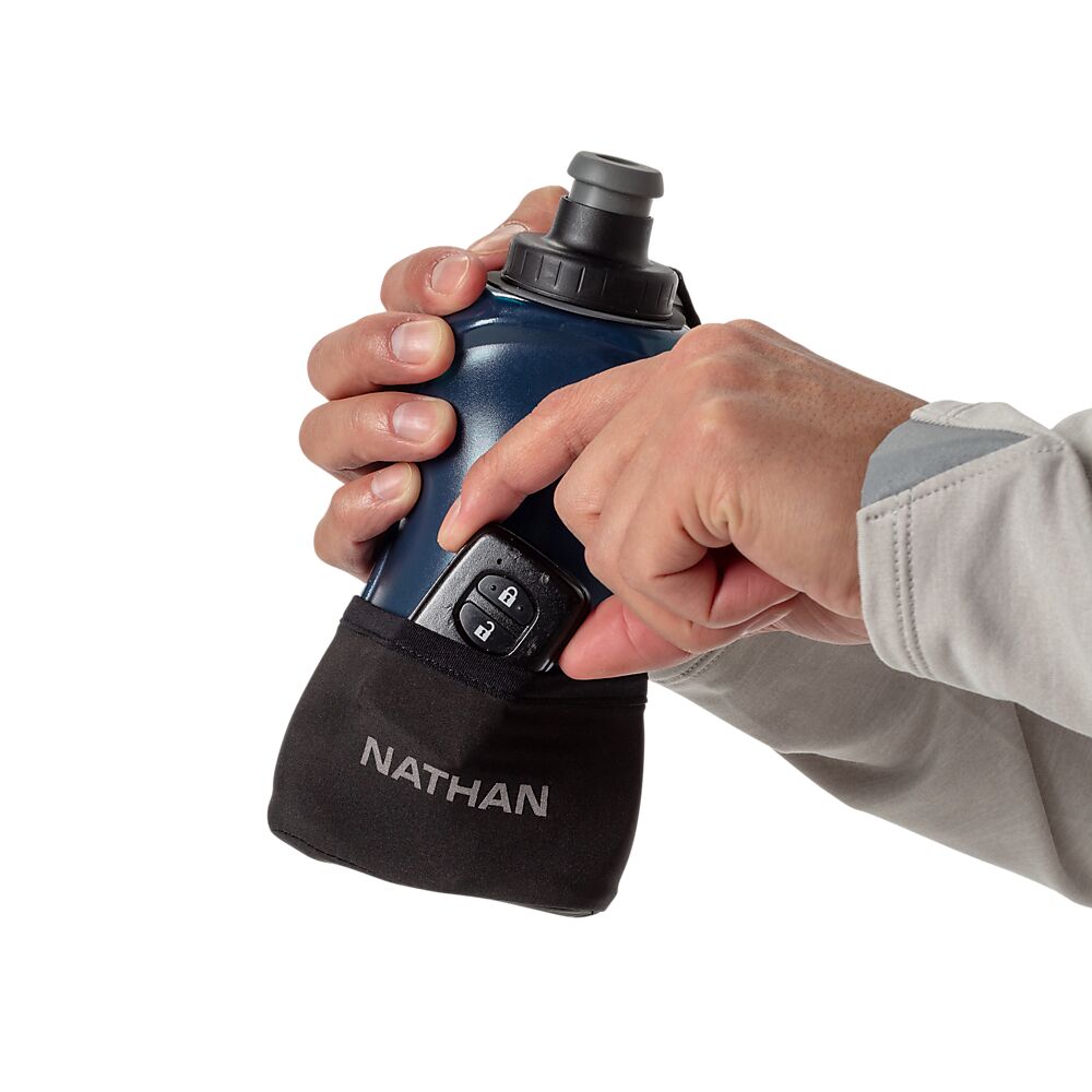 40120N-00030_Quick Squeeze Lite 18 oz Black-Marine Blue 532ML_onBody 2.png