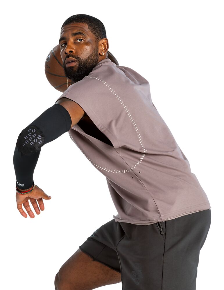 22120R-BKGR_HEX Viz Arm Sleeve Single Black-Grey_Lifestyle 3.png