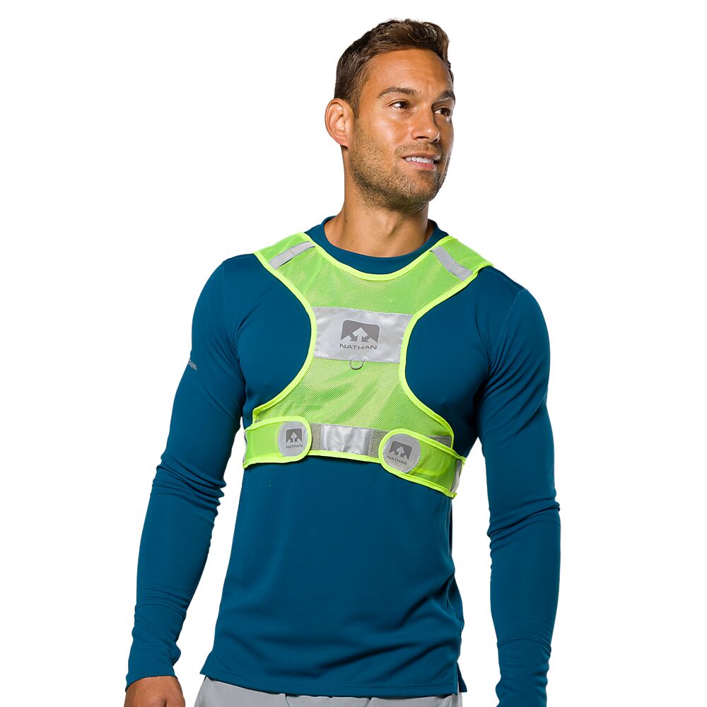 2017N-0119_Streak Vest Neon Yellow_onBody 2.png