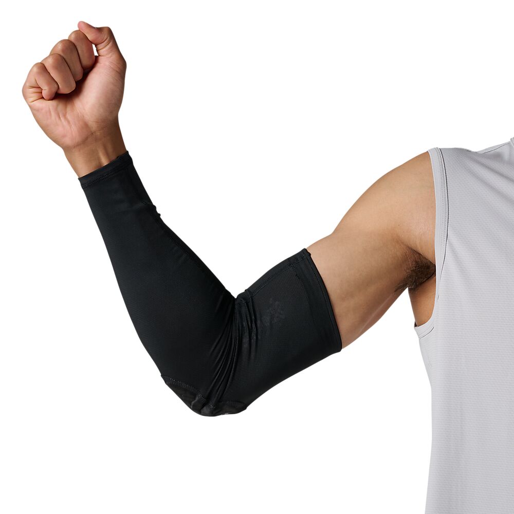 22120R-BKGR_HEX Viz Arm Sleeve Single Black-Grey_onBody 2.png