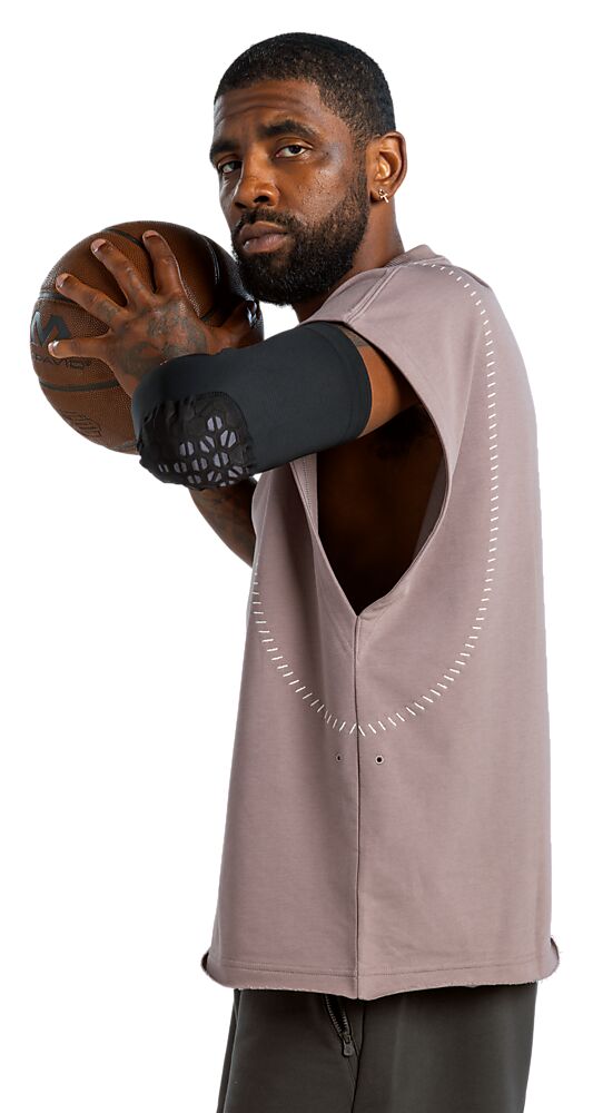 22120R-BKGR_HEX Viz Arm Sleeve Single Black-Grey_Lifestyle 2.png