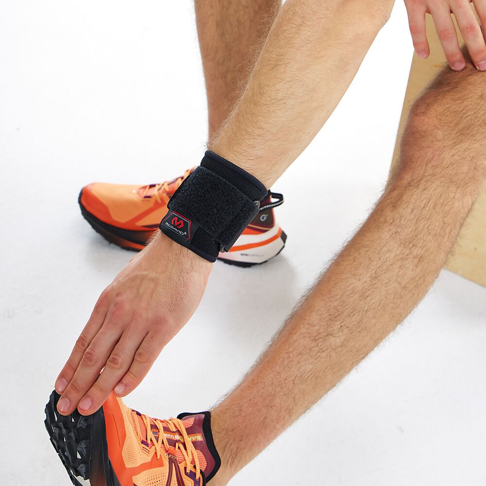 513R-BK_Wrist Sleeve Adjustable elastic Black_Lifestyle6.png